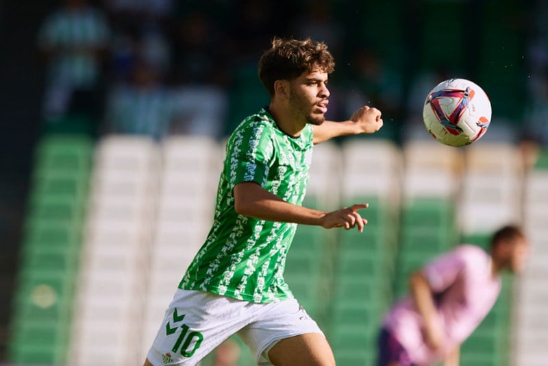 الزلزولي يثير غضب مدرب ريال بيتيس