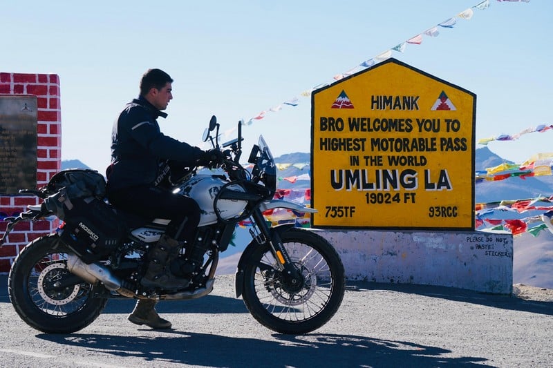 الواصل .. مغربي يصعد قمة “أوملينغلا” بجبال الهمالايا على متن دراجة نارية