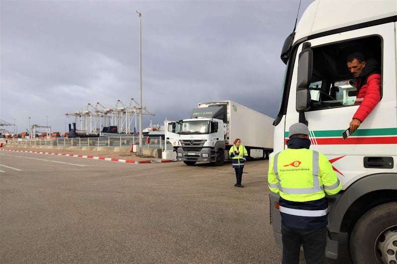 “إضعاف التنافسية” يدفع مهنيي النقل الدولي إلى التلويح بإضرابات مفتوحة