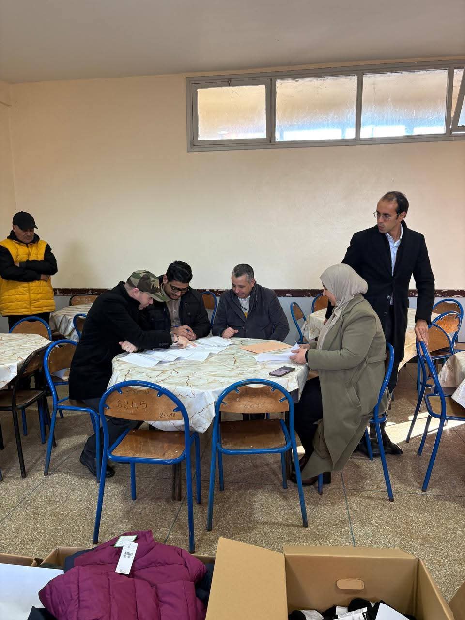 أليانز المغرب توزع ملابس وأحذية شتوية على تلاميذ دار الطالب والطالبة بقصبة بن مشيش