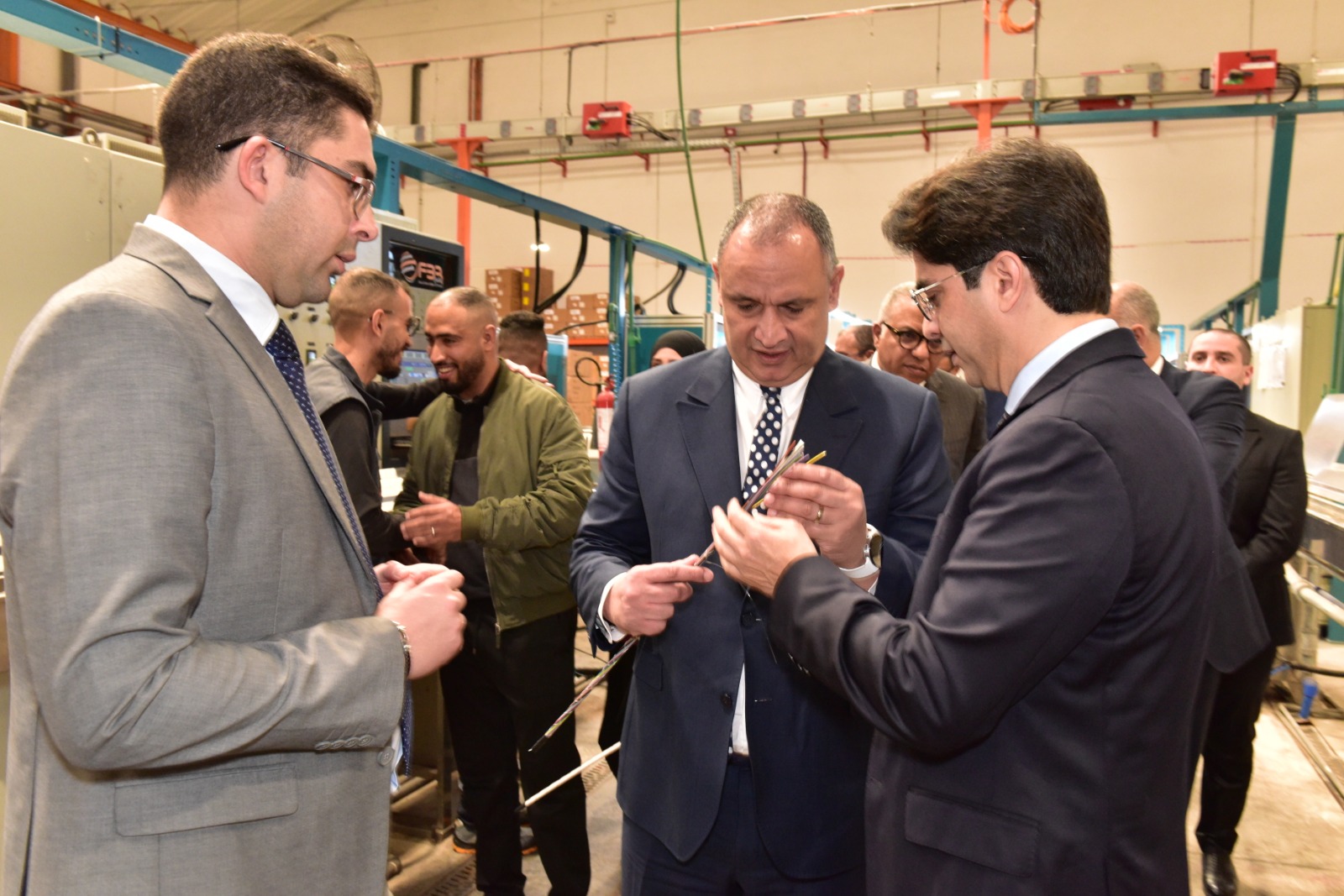 وزير الصناعة والتجارة يدشن وحدة إنتاج كابلات الألياف البصرية ببرشيد وزير الصناعة والتجارة يدشن وحدة إنتاج كابلات الألياف البصرية ببرشيد