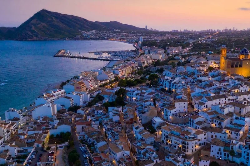 امتلاك سياسيين ومنتخبين عقارات بإسبانيا يثير جدلا بشمال المغرب