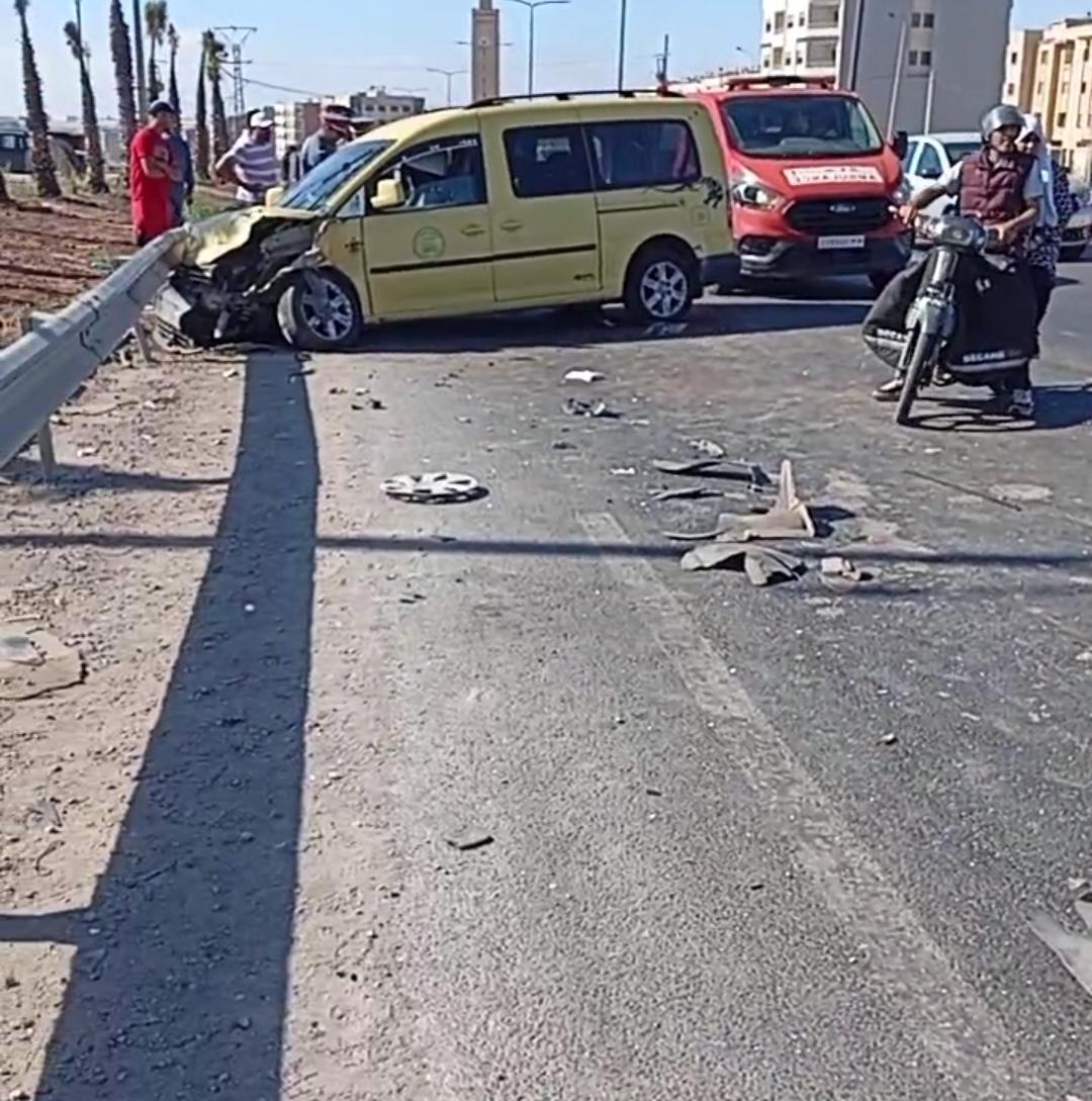 حادثة سير خطيرة ❌ بين سيارتي أجرة كبيرة بطريق مديونة حادثة سير خطيرة ❌ بين سيارتي أجرة كبيرة بطريق مديونة