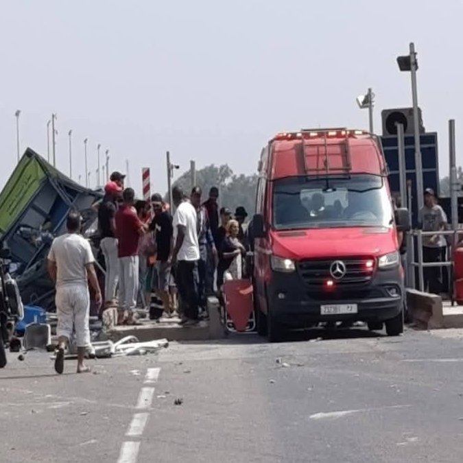 عطب مفاجئ بالفرامل يتسبب في اصطدام شاحنة بمكتب أداء بسلا الجديدة عطب مفاجئ بالفرامل يتسبب في اصطدام شاحنة بمكتب أداء بسلا الجديدة