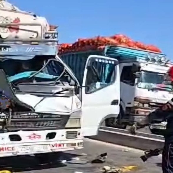 مصرع سائق شاحنة في حادثة سير مميتة بين سيدي يحيى الغرب وسيدي سليمان مصرع سائق شاحنة في حادثة سير مميتة بين سيدي يحيى الغرب وسيدي سليمان