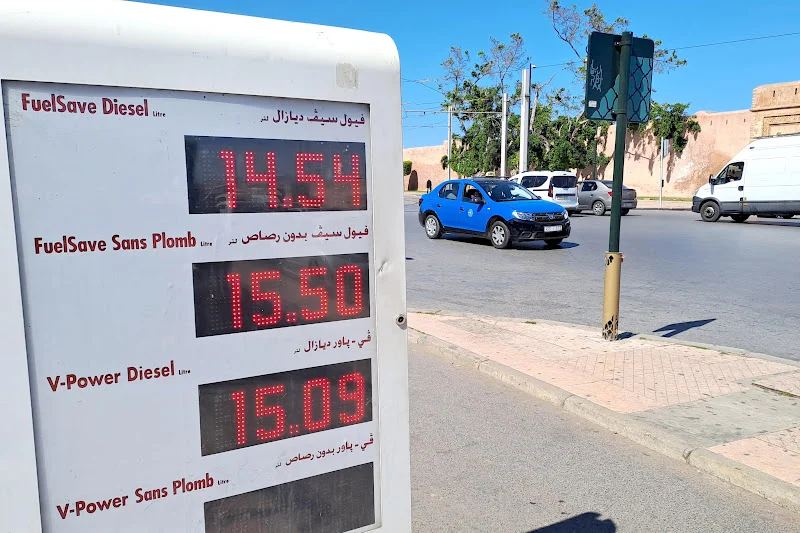 خبراء يتوقعون تراجع أسعار المحروقات بالمغرب مع انخفاض النفط عالمياً
