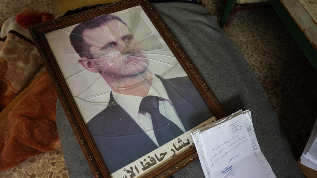 القضاء السوري يصدر أحكاماً غيابية بالإعدام بحق بشار وماهر وعاطف القضاء السوري يصدر أحكاماً غيابية بالإعدام بحق بشار وماهر وعاطف